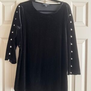 Cable & Gauge Black Velvet long top with sleeve slits and pearls. 1x